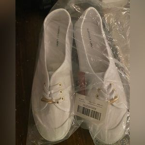 Canvas white shoe never worn